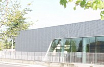 Perforerade plåtar på fasaden till Audi-terminalen i Brescia, Italien